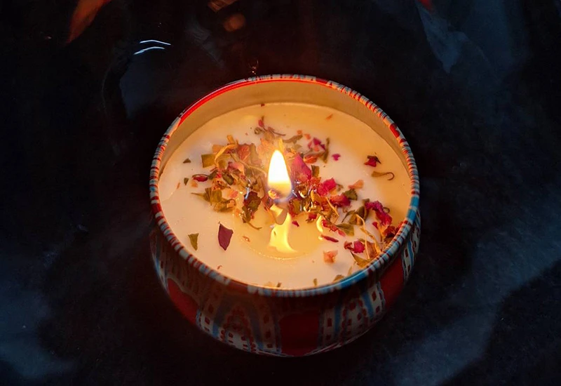 在黑暗中燃起蠟火照亮一切